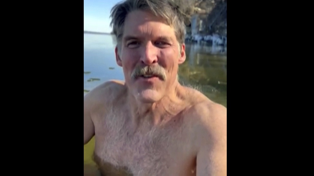 Shirtless US Senate Candidate Submerges Himself in Wisconsin Lake, Issues Challenge to Opponent
